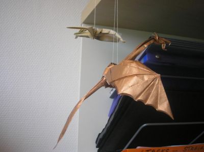 les deux dragons volants 
cuivré : Charles Esseltine
argenté : Marc Vigo Anglada, 2006
j'ai utilisé des carrés de 30x30cm de papier de soie métalisé spécial origami (je suis super fan de ce papier)
