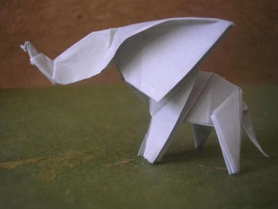Dumbo l'éléphant, zoom
j'ai utilisé un carré 15x15cm de papier spécial origami gris-clair et blanc
