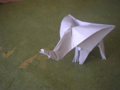 Dumbo, vue du dessus
j'ai utilisé un carré 15x15cm de papier spécial origami gris-clair et blanc
