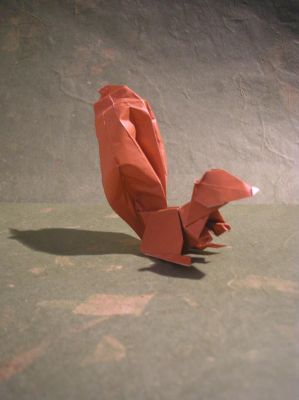 un écureuil (Perry Bailey, 1998)
j'ai utilisé un carré 15x15cm de papier spécial origami roux et blanc
