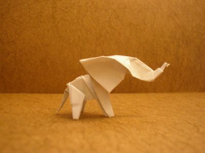 Dumbo, l'éléphant (Lionel Albertino, 1990)
j'ai utilisé un carré 15x15cm de papier spécial origami gris-clair et blanc
