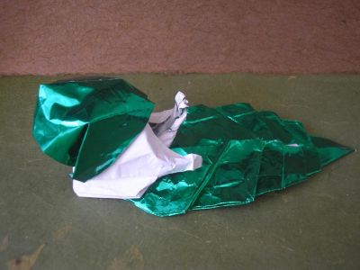 un escargot sur sa feuille (Terry Nicolas, 2002)
j'ai utilisé une feuille métallisée spécial origami  de 35x35cm.
je voulais essayer ce papier, pour voir, mais je n'ai pas trop réussi à l'utiliser convenablement, le résultat ne me plait pas vraiment, même si c'est bien mieux qu'avec du papier imprimante !
je supose qu'il vaut mieux utiliser ce papier en le contrecollant avec du papier de soie, un jour j'essaierai ^^
