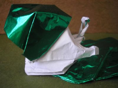 un escargot sur sa feuille (Terry Nicolas, 2002), zoom
j'ai utilisé une feuille métallisée spécial origami  de 35x35cm.
je voulais essayer ce papier, pour voir, mais je n'ai pas trop réussi à l'utiliser convenablement, le résultat ne me plait pas vraiment, même si c'est bien mieux qu'avec du papier imprimante !
je supose qu'il vaut mieux utiliser ce papier en le contrecollant avec du papier de soie, un jour j'essaierai ^^
