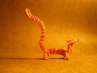 un petit dragon (Joseph Wu, 1998)
j'ai utilisé un rectangle, rouge, de 5x29,7cm
je trouve ce dragon absolument trop mignon, il me fait penser à Mushu dans Mulan (vive les références), et je le trouve trop craquant !
le modèle n'est pas très compliqué, juste un peu long et répétitif (pour les écailles)
