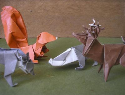 les animaux de la forêt
le loup (auteur inconnu)
et le cerf de Lionel Albertino, 1991
l'écureuil de Perry Bailey, 1998
le blaireau de Robin Glynn, 1998

j'ai utilisé des papier spécial origami de 15x15cm
