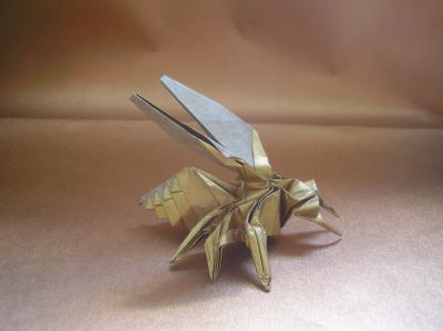 une guêpe (J. Anibal Voyer)
j'ai utilisé un carré 30x30cm de papier de soie métalisé spécial origami couleur or (je suis super fan de ce papier)

