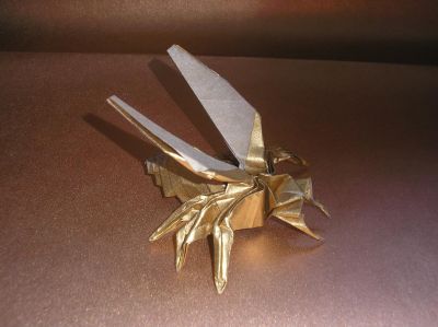 encore la guêpe (J. Anibal Voyer)
 j'ai utilisé un carré 30x30cm de papier de soie métalisé spécial origami de couleur or (je suis super fan de ce papier)

