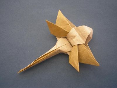une libellule, vue droite (Terry Nicolas, 2003)
papier de soie métallisé or de 10x10cm
