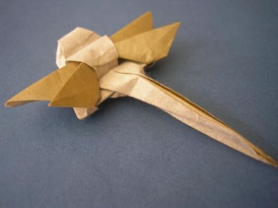 une libellule, vue gauche (Terry Nicolas, 2003)
papier de soie métallisé or de 10x10cm
