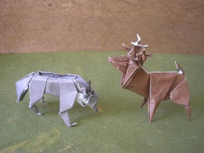 face à face
le loup (auteur inconnu)
et le cerf de Lionel Albertino, 1991

j'ai utilisé des papier spécial origami de 15x15cm
