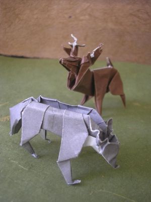 loup gardien ?
le loup (auteur inconnu)
et le cerf de Lionel Albertino, 1991

j'ai utilisé des papier spécial origami de 15x15cm
