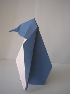 manchot (je ne connais pas l'auteur)
j'ai utilisé 2 feuilles de 21x21cm (une blanche, d'imprimante, et une bleu un peu plus épaisse), posées l'une sur l'autre
c'est un modèle simple que j'ai fait pour voir s'il était faisable lors d'une initiation. malgré sa simplicité je le trouve élégant ^^
