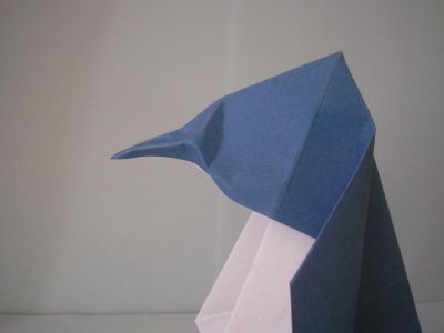manchot (je ne connais pas l'auteur), zoom
j'ai utilisé 2 feuilles de 21x21cm (une blanche, d'imprimante, et une bleu un peu plus épaisse), posées l'une sur l'autre
c'est un modèle simple que j'ai fait pour voir s'il était faisable lors d'une initiation. malgré sa simplicité je le trouve élégant ^^
