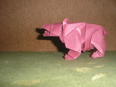 un ours (Nicolas Terry, 2004)
j'ai utilisé une feuille Tant de 35x35cm, marron
modèle très intéressant mais je ne suis pas à la hauteur, pour le coup, ni pour le modelage, ni pour certains détails. j'ai massacré les pattes à essayer de faire les griffes et j'ai fini par me dire que le modèle rendrait très bien sans ^^". le papier est remarquablement solide, d'ailleurs, il ne s'est même pas déchiré malgré les mauvais traitements que je lui ai fait subir!
