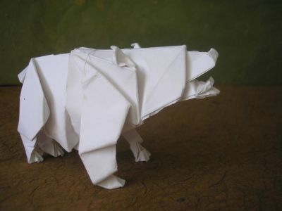 un ours (Terry Nicolas, 2003 et 2004)
je n'ai pas réussi à faire les griffes comme il faut, je les ai dont fait à ma manière, j'espère que je réussirai la prochaine fois, quand le plierai avec un papier adapté ^^
je trouve ce modèle très réussit, très expressif
