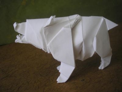 un ours (Terry Nicolas, 2003 et 2004)
je n'ai pas réussi à faire les griffes comme il faut, je les ai dont fait à ma manière, j'espère que je réussirai la prochaine fois, quand le plierai avec un papier adapté ^^
je trouve ce modèle très réussit, très expressif
