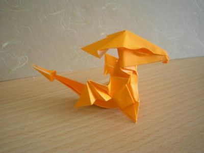bébé dragon, côté droit (Daniela Carboni)
papier standard origami 15x15cm, orange et blanc
