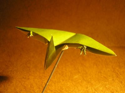 un bébé ptéranodon, en vol (Fernando Gilgado Gomez)
j'ai utilisé un carré 15x15cm de papier spécial origami vert et blanc
ce modèle n'est pas trop complexe mais rend très bien :D
