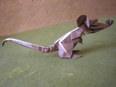 un rat de type cartoon (Eric Joisel)
j'ai utilisé un carré 15x15cm de papier spécial origami marron et blanc (mais je pense que j'aurais dû utilisé du unicolor)
le rat d'Eric, il a un peu souffert du traitement que j'ai tâché de lui faire subir, mais ça a été un vrai plaisir de le plier, j'aime beaucoup ^^
