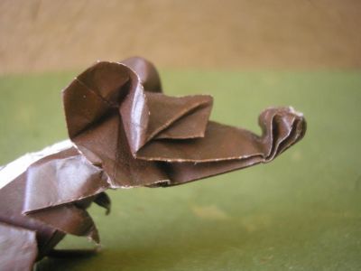 un rat de type cartoon (Eric Joisel), zoom
j'ai utilisé un carré 15x15cm de papier spécial origami marron et blanc (mais je pense que j'aurais dû utilisé du unicolor)
le rat d'Eric, il a un peu souffert du traitement que j'ai tâché de lui faire subir, mais ça a été un vrai plaisir de le plier, j'aime beaucoup ^^
