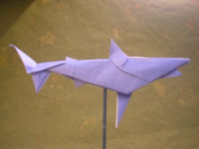 un requin (Fernando Gilgado)
j'ai utilisé un carré 15x15cm de papier spécial origami gris-bleu et blanc
désolée, la photo est un peu floue
