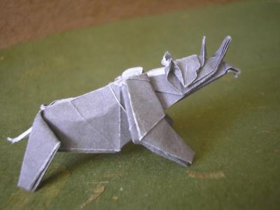 un rhinocéros noir (Ronald Koh,1993), coté droit
j'ai utilisé un carré 15x15cm de papier spécial origami gris et blanc
