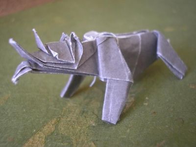 un rhinocéros noir (Ronald Koh,1993), coté gauche
j'ai utilisé un carré 15x15cm de papier spécial origami gris et blanc
