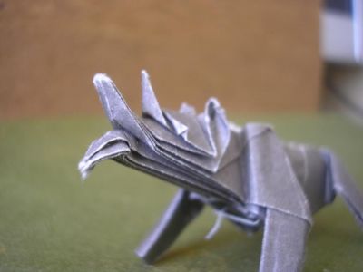 un rhinocéros noir (Ronald Koh,1993), zoom sur la tête
j'ai utilisé un carré 15x15cm de papier spécial origami gris et blanc
