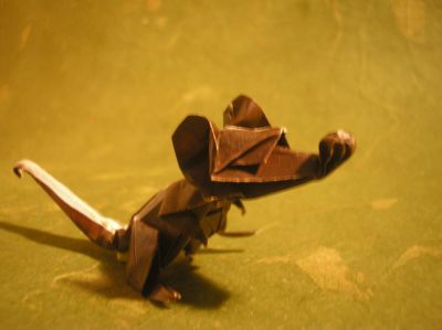 un rat de type cartoon (Eric Joisel), vue de 3/4
j'ai utilisé un carré 15x15cm de papier spécial origami marron et blanc (mais je pense que j'aurais dû utilisé du unicolor)
le rat d'Eric, il a un peu souffert du traitement que j'ai tâché de lui faire subir, mais ça a été un vrai plaisir de le plier, j'aime beaucoup ^^
et désolée, la photo est un peu floue
