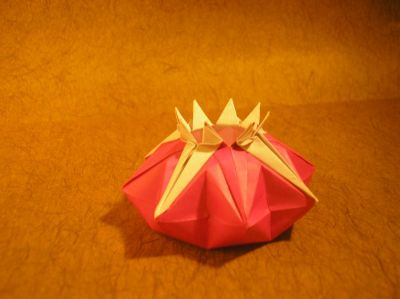 une petite boite étoilée (Dino Andreozzi, 1997)
j'ai utilisé un carré 15x15cm de papier spécial origami rose-violet et blanc
la couleur est mal rendu par la photo ^^'

