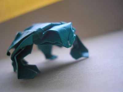 une tortue (R. Lang)
j'ai utilisé un papier spécial origami de 15x15cm, vert et blanc
ce modèle est très sympa à plier je trouve ^^
le principe utilisé pour bomber la carapace est intéressant
