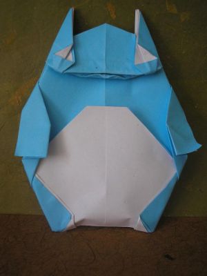 Totoro (Robin Glynn, 1999)
j'ai utilisé 2 feuilles de papier imprimante (une bleu et une blanche), posées l'une sur l'autre.
c'est un modèle marrant, je l'ai plié pour le fun, mais il est très plat et ne tient pas debout
