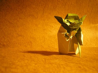 maître Yoda (Fumiaki Kawahata)
j'ai utilisé un carré 15x15cm de papier spécial origami vert et blanc
c'est un des rares modèles que j'ai fait plusieurs fois, car il est très apprécié comme cadeau ;)
j'aime beaucoup ce modèle moi aussi, même si je met un temps irraisonnablement long pour le faire !
