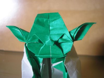 un deuxième yoda, zoom (Fumiaki Kawahata)
papier origami standard vert et blanc, 15x15cm
