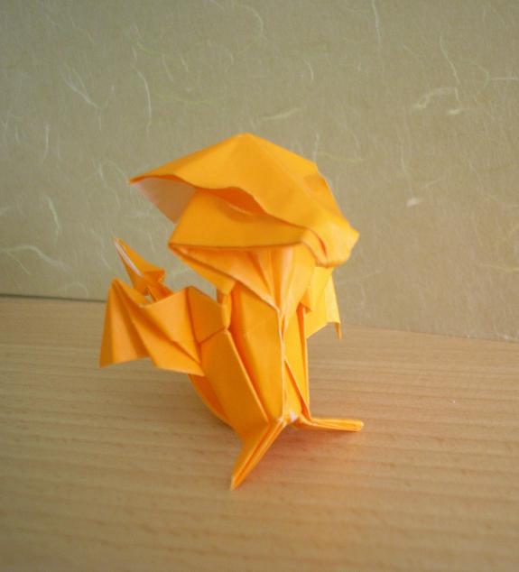 bébé dragon, vue de 3/4 (Daniela Carboni)
papier standard origami 15x15cm, orange et blanc
