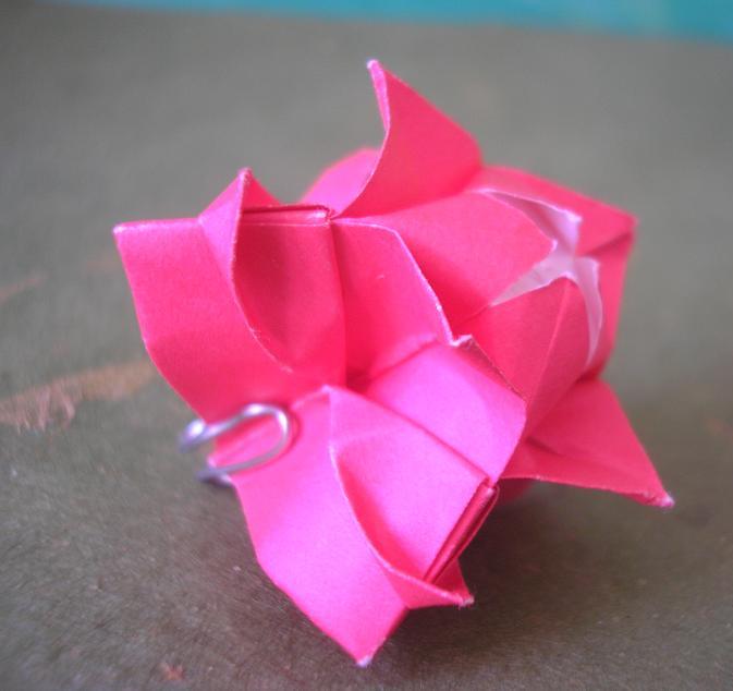 une rose (je ne connais pas l'auteur)
une rose issue d'un vieux livre d'origami
j'ai utilisé une feuille spécial origami de 15x15cm, de couleur rose et blanc
