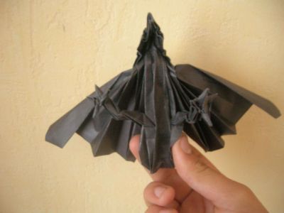 Aigle (ancien)
Le tout premier modèle que j'ai crée! Il est de niveau moyen, les ailes peuvent êtres plus détaillées, il est assez intuitif à plier.
Une feuille de papier Kraft, 30cm.
