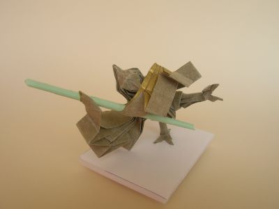 Il revient... armé
