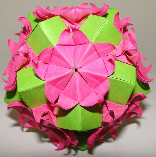 Kusudama Fleurs de Mélodie
30 modules = 60 Feuilles de rapport 1x2 (= 5x10 cm par exemple).
30 units = 60 sheets of paper : 5x10 cm (L=2xH)
Pas de colle avec du papier imprimante/ No glue with printing paper.
Mots-clés: kusudama ball decoration sonobe