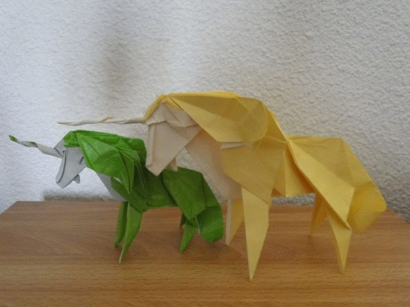 Licorne / Unicorn
Auteur : Diaz Roman 
Diagramme : Origami Essence de Terry Nicolas
Papier origami 30x30 cm pour la licorne jaune
Papier Cadeau  24x24 cm traité au vernis pour la licorne verte 
Mots-clés: Origami Licorne Unicorn Diaz Roman Terry Nicolas Essence 