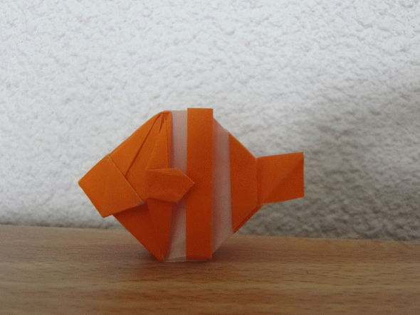 Poisson tropical / Tropical fish
Livre : Creative Origami par Red and White Paper (Seo Won Seon and Lee In Kyung) ; pg 72
Feuille origami : 15x15 cm 
Mots-clés: Origami Poisson tropical Tropical fish