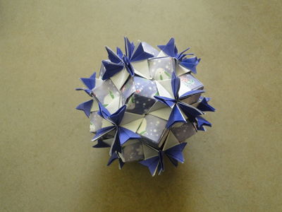 Kusudama Fleurs d'Enora var.
30 modules assemblés sans colle = 30 Feuilles d'origami de 7,5x7,5 cm + 30 feuilles de 7,5x3,75 cm = 30 modules A + 30 module B   
30 units ; no glue = 30 sheets of origami paper 7,5x7,5 cm + 30 sheets 7,5x3,75 cm  = 30 units A + 30 units B.
Mots-clés: kusudama ball sonobe decoration