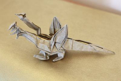 Three headed dragon J.Montroll
Carré de papier de soie pailleté or 30 cm
