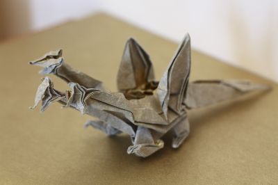 Three headed dragon J.Montroll
Carré de papier de soie pailleté or 30 cm
