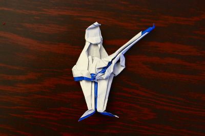Guitariste de Won Seo So
Carré de papier bicolore 15 cm
