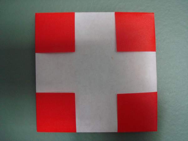 Armée Suisse
Copie conforme de croix rouge mais aux couleurs inversées :p
Simple simple en 10 plis maximum et si on ne marque pas les diagonale du carré ça en fait que 8 :)
