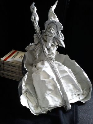 Gandalf le Gris
Feuille de crépon métallisée ( crépon banc recouvert sur une face de papier avec de l'aluminium) 
49*150 cm
le bâton est compris dans la feuille.

