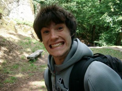 AY c'est moi... Nico2
Bon je sais, c'est pas forcément un sourire qui me met en valeur ^^^(désolé c'était pour la sonorité en "r" ^^') 
