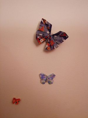 Papillons sur un mur
Le plus grand en 12*12, papier japonais, plié à partir du livre Advanced Origami de Michael Lafosse 

