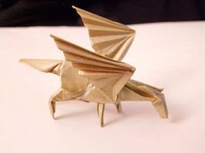 Pegase 
25*25, papier metallisé, plié a partir du livre Works of Satoshi Kamiya.
